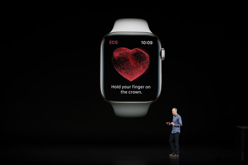 © Reuters. Vice-presidente de Operações da Apple, Jeff William, apresenta o novo Apple Watch Series 4 em Cupertino