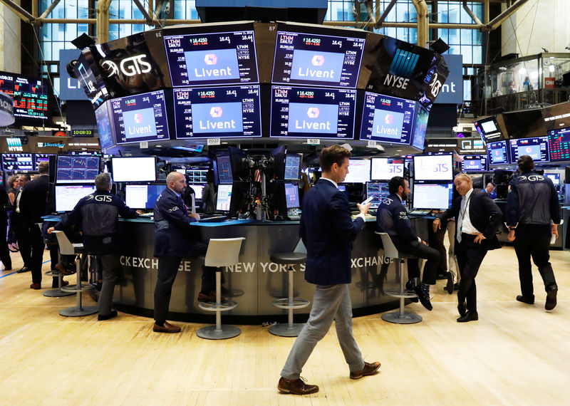 © Reuters. Traders work on the floor of the New York Stock Exchange (NYSE) in Manhattan in New York