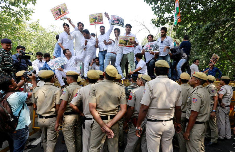 © Reuters. Manifestação contra ministro indiano Akbar em Nova Délhi