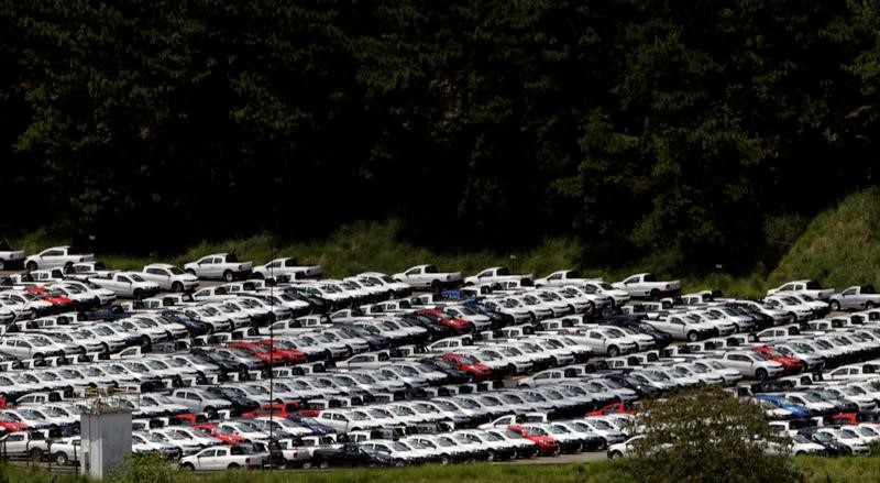 © Reuters. Novos veículos Volkswagen são vistos no pátio de estacionamento da fábrica da montadora em São Bernardo do Campo
