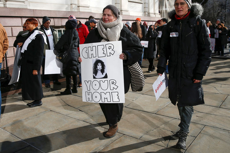 © Reuters. FILE PHOTO: Supporters of Airbnb stand during a rally before a hearing called "Short Term Rentals: Stimulating the Economy or Destabilizing Neighborhoods?" at City Hall in New York