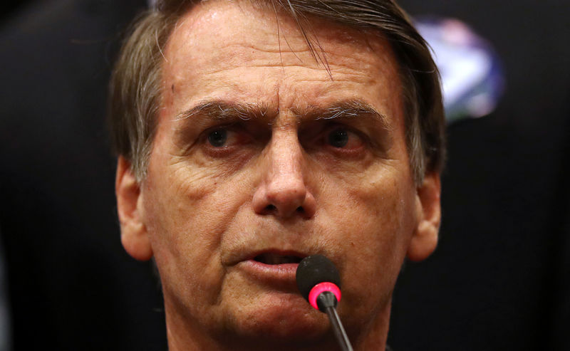 © Reuters. Presidential candidate Jair Bolsonaro attends a news conference in Rio de Janeiro