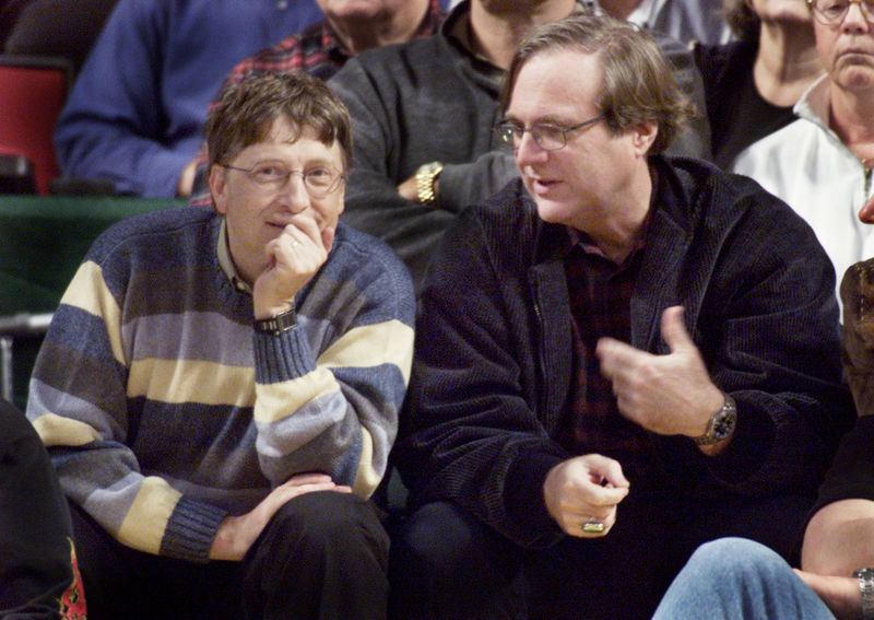 © Reuters. FILE PHOTO: MICROSOFT COFOUNDERS BILL GATES AND PAUL ALLEN WATCH BLAZERS PLAYSONICS.