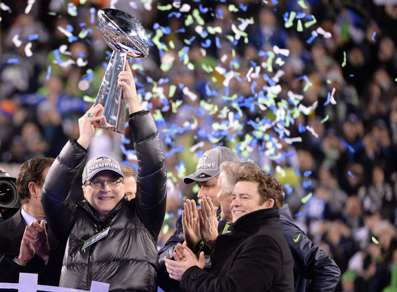 © Reuters. FILE PHOTO: Seattle Seahawks owner Paul Allen celebrates with the Vince Lombardi Trophy after winning Super Bowl XLVIII against the Denver Broncos at MetLife Stadium in East Rutherford