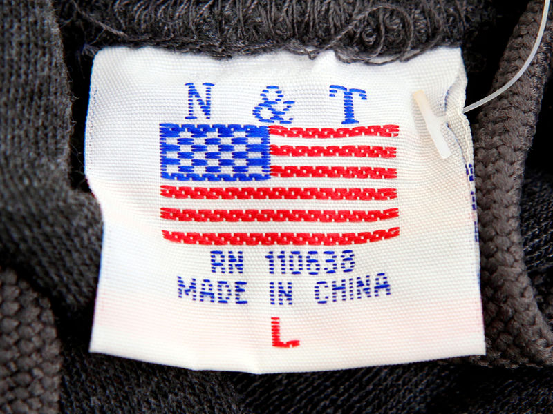 © Reuters. FILE PHOTO: The label of a Washington D.C. sweatshirt bears a U.S. flag but says Made in China at a souvenir stand in Washington