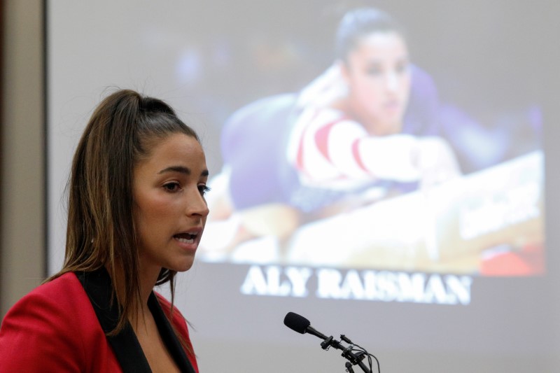 © Reuters. Victim and Olympic gold medalist Aly Raisman speaks at the sentencing hearing for Larry Nassar, a former team USA Gymnastics doctor who pleaded guilty in November 2017 to sexual assault charges, in Lansing