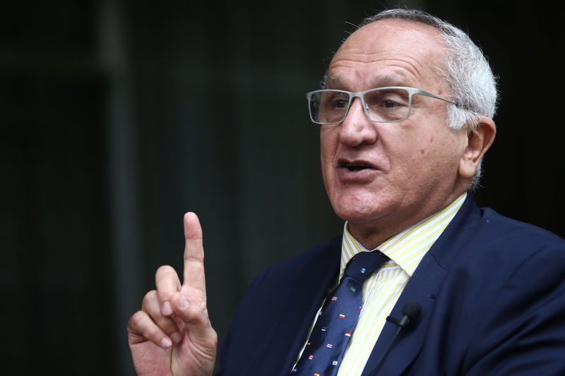 © Reuters. Jesus Seade, Lopez Obrador's chief negotiator for the North American Free Trade Agreement (NAFTA), speaks during a interview in Mexico City