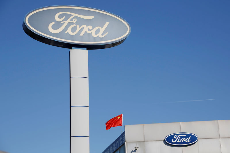 © Reuters. FILE PHOTO: Chinese national flag flies on the roof of a Ford car dealership in Beijing