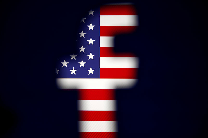 © Reuters. Imagen de archivo de un logo de Facebook creado con una impresora 3D frente a una bandera de Estados Unidos