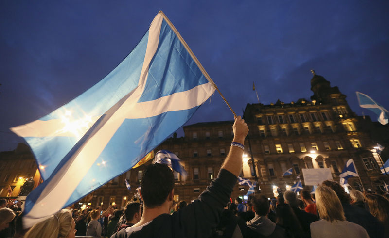 © Reuters. 'Yes' campaigners holding Scottish Saltire flags gather for a rally in George Square, Glasgow