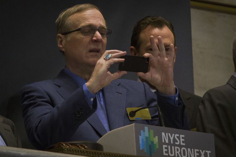 © Reuters. Foto de archivo: El cofundador de Microsoft, Paul Allen, toma una foto antes de tocar el timbre de apertura en la Bolsa de Nueva York