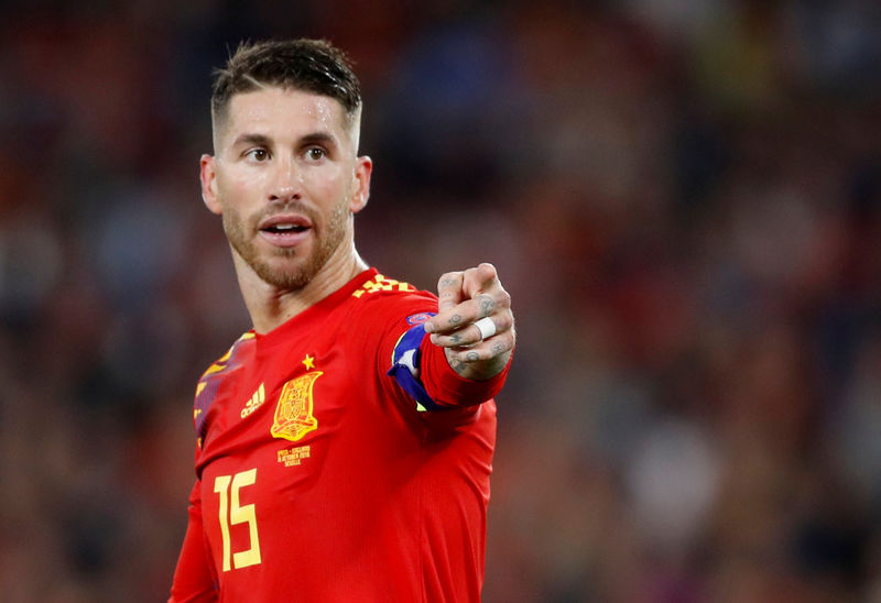 © Reuters. إسبانيا تنتقد خط الدفاع "الانتحاري" بعد الهزيمة أمام إنجلترا