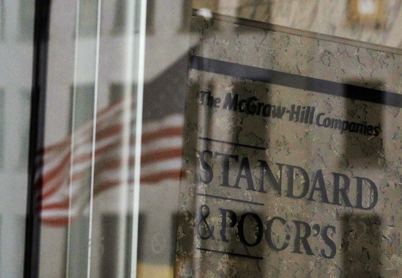 © Reuters. A U.S. flag is reflected in a window of the Standard and Poor's building in New York