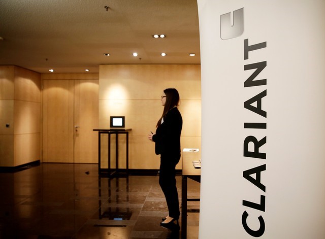 © Reuters. FILE PHOTO: Woman stands next to logo of Swiss specialty chemicals company Clariant ahead of a news conference to present full-year results in Zurich