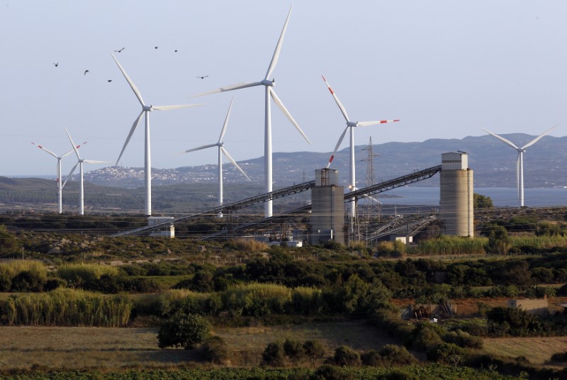 © Reuters. Turbine eoliche a Carbonia, Sardegna