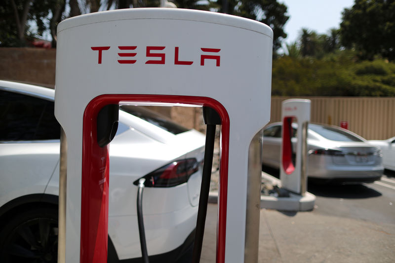 © Reuters. A Tesla electric car supercharger station is seen in Los Angeles