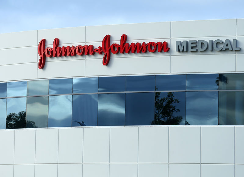 © Reuters. Логотип Johnson & Johnson в Ирвайне, Калифорния