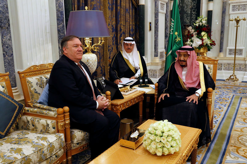 © Reuters. Rei Salman, da Arábia Saudita, recebe secretário de Estado dos EUA, Mike Pompeo, em Riad