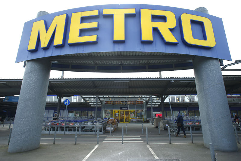 © Reuters. German retailer Metro AG supermarket in Duesseldorf