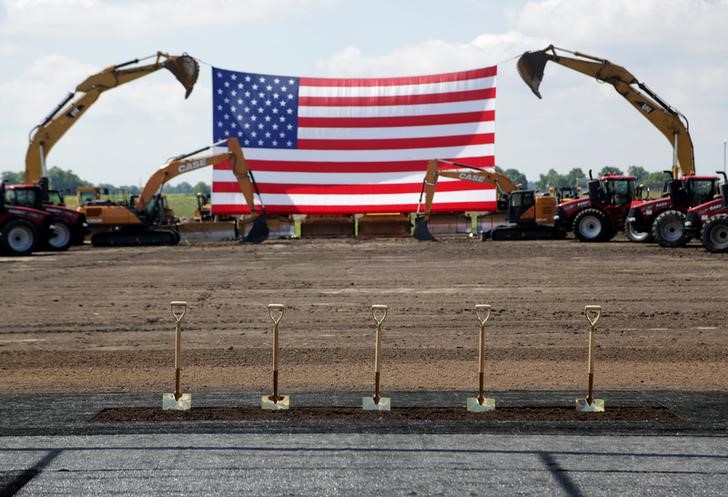 © Reuters. Heavy machinery and the American flag are seen before the arrival of U.S. President Donald Trump as he participates in the Foxconn Technology Group groundbreaking ceremony for its LCD manufacturing campus