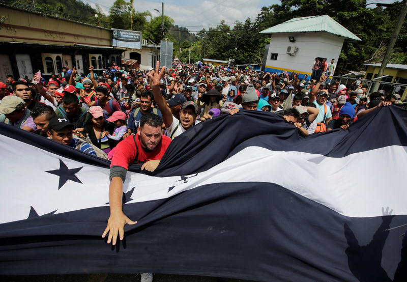 © Reuters. Migrantes hondurenhos que integram caravana a caminho dos EUA