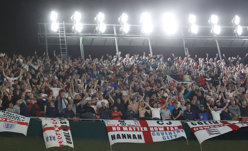 © Reuters. لاعبو إنجلترا ينشطون على انستجرام بعد الفوز الكبير على إسبانيا