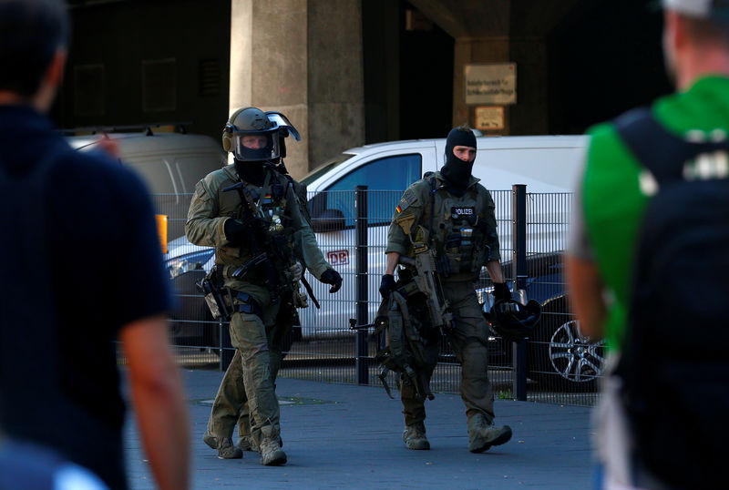 © Reuters. الشرطة الألمانية: شهادات تشير إلى أن محتجز الرهينة في كولونيا على صلة بالدولة الإسلامية