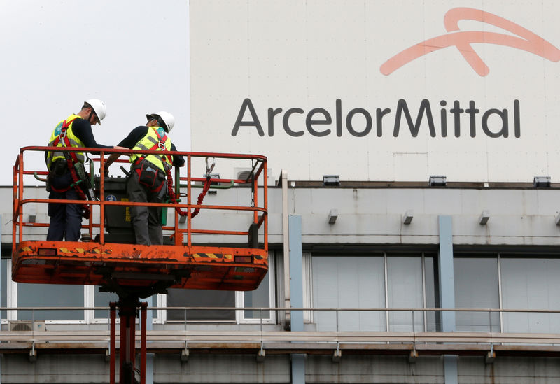 © Reuters. Un incendio obliga a evacuar una planta de la acerera ArcelorMittal en Avilés