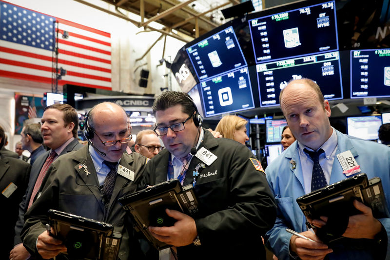 © Reuters. Traders atuando na Bolsa de Valores de Nova York