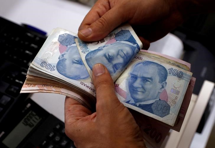 © Reuters. الليرة التركية تبلغ أعلى مستوى في شهرين مقابل الدولار