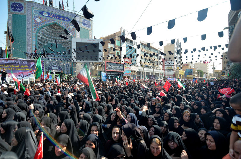 © Reuters. Mulheres durante funeral das vítimas de um ataque que matou 25 pessoas em Ahvaz, no Irã