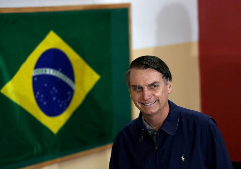 © Reuters. Jair Bolsonaro chega para votar no Rio de Janeiro