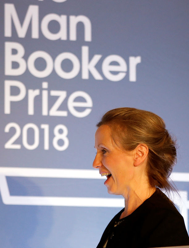 © Reuters. Writer Anna Burns smiles after she was presented with the Man Booker Prize for Fiction 2018 by Britain's Camilla, the Duchess of Cornwall during the prize's 50th year at the Guildhall in London