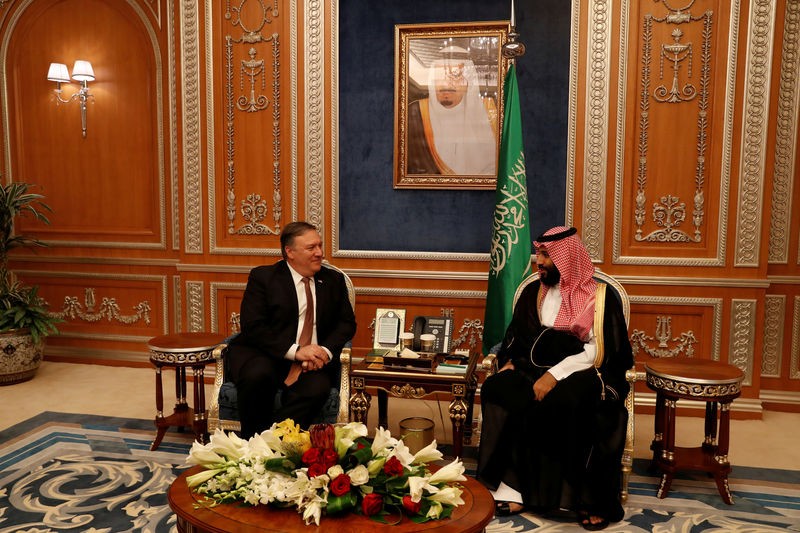 © Reuters. Pompeo em reunião com príncipe saudita Salman em Riad