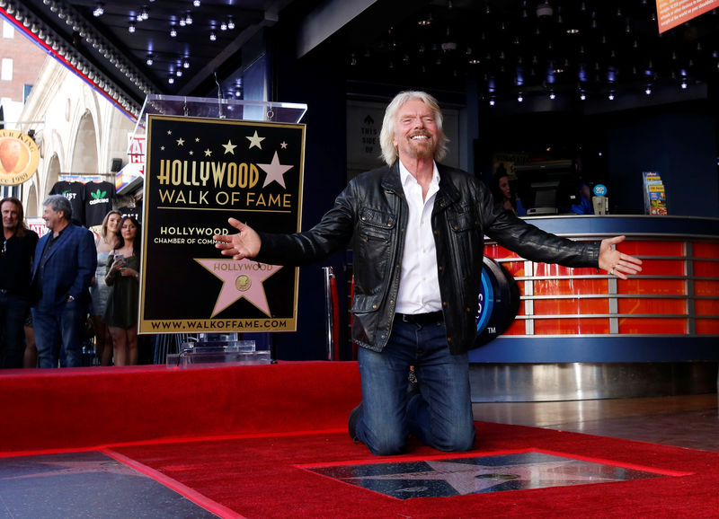 © Reuters. Branson posa na calçada da fama