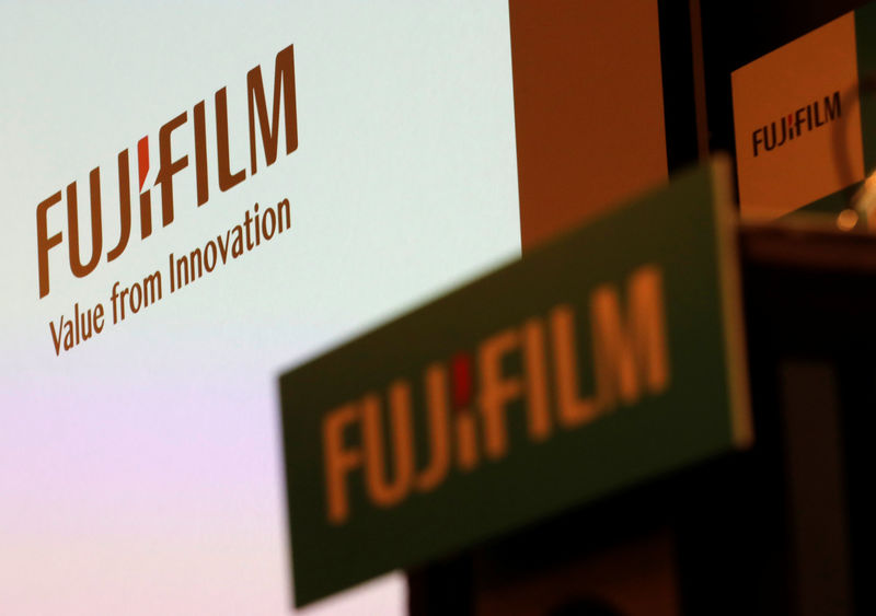 © Reuters. Fujifilm Holdings' logos are pictured ahead of its news conference in Tokyo