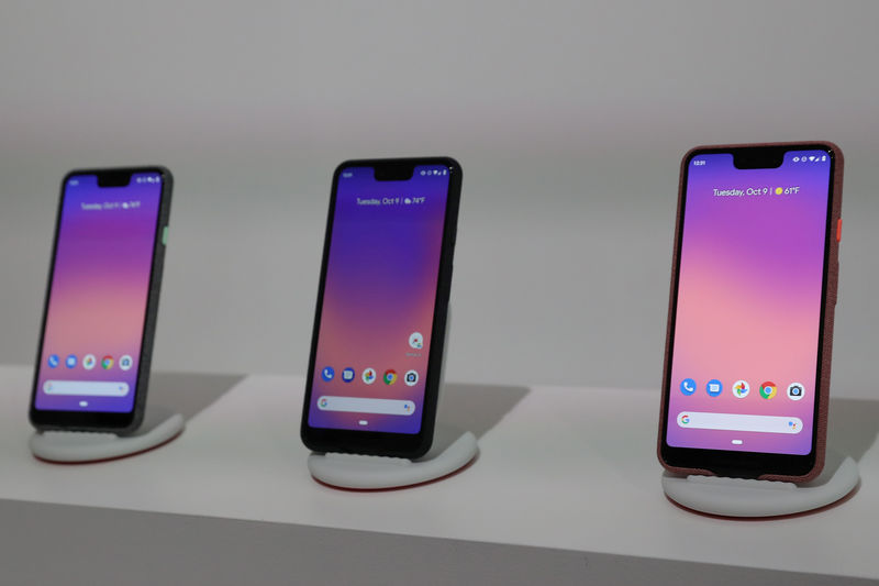 © Reuters. The Google Pixel 3 third generation smartphones are seen on display after a news conference in Manhattan, New York