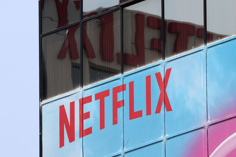 © Reuters. The Netflix logo is seen on their office in Hollywood, Los Angeles