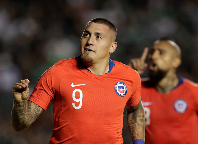 © Reuters. هدف في الدقيقة الأخيرة يمنح تشيلي الفوز على المكسيك