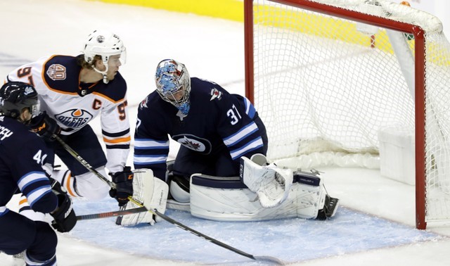 © Reuters. NHL: Edmonton Oilers at Winnipeg Jets
