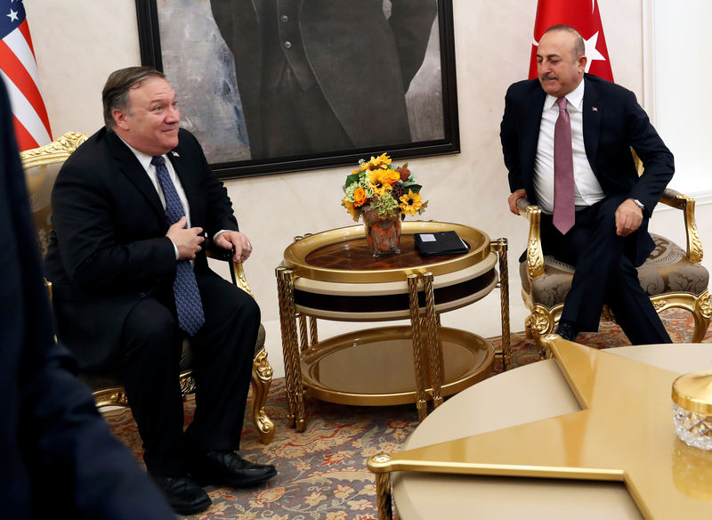 © Reuters. U.S. Secretary of State Mike Pompeo greets Turkish Foreign Minister Mevlut Cavusoglu before their meeting in Ankara