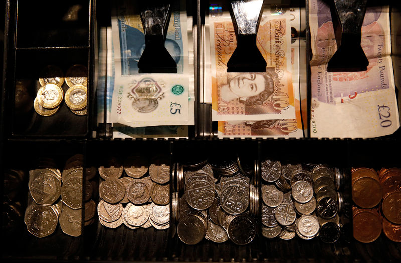 © Reuters. Pound Sterling notes and change are seen inside a cash resgister in a coffee shop in Manchester