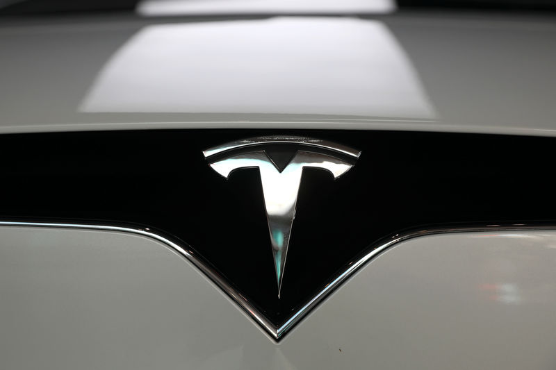 © Reuters. A Tesla logo is seen in Los Angeles