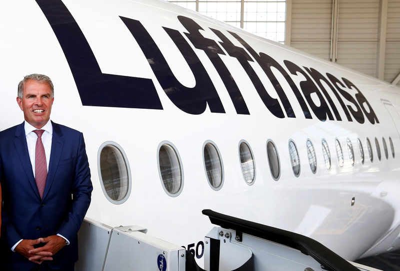 © Reuters. German airline Lufthansa CEO Spohr poses next to Lufthansa Airbus A350-900 after baptism of the 10th Lufthansa A350 to the name "Erfurt", at Munich airport