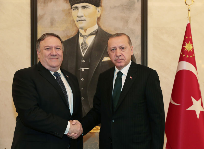 © Reuters. Presidente turco, Tayyip Erdogan, recebe o secretário de Estado norte-americano, Mike Pompeo