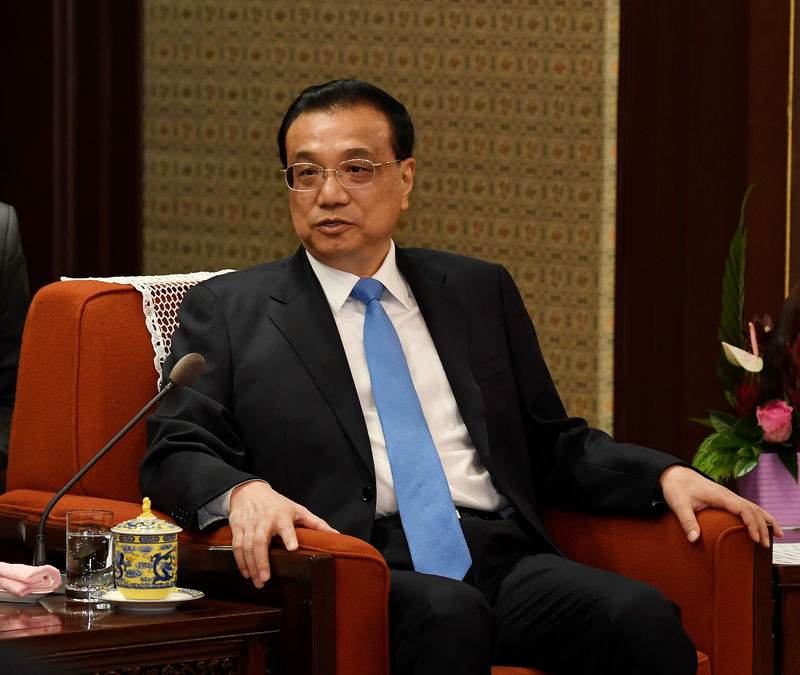 © Reuters. Chinese Premier Li Keqiang speaks to Former Japanese Prime Minister Yasuo Fukuda, not shown, at the Zhongnanhai leadership compound in Beijing, China