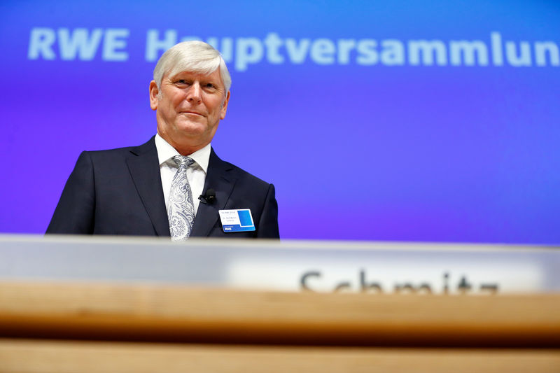 © Reuters. RWE CEO Rolf Martin Schmitz attends the annual shareholders meeting of German power supplier RWE in Essen