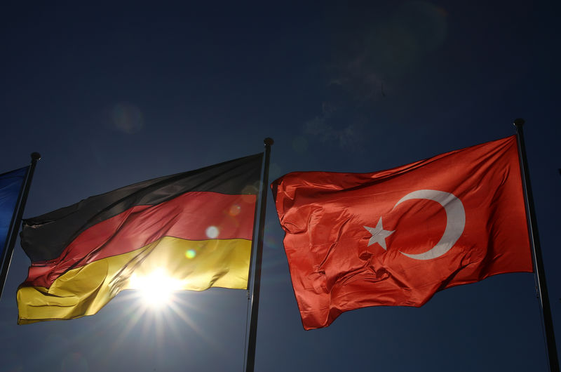 © Reuters. Turkish and German flags flutter before the visit of Turkish President Tayyip Erdogan, at the airport in Berlin