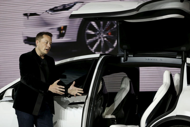 © Reuters. FILE PHOTO: Tesla Motors CEO Elon Musk introduces the falcon wing door on the Model X electric sports-utility vehicles during a presentation in Fremont