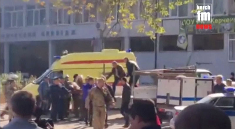 © Reuters. Сотрудники экстренных служб выносят пострадавших после взрыва в политехническом колледже в Керчи